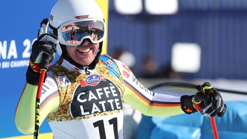 Ein Siegerlächeln hat die deutsche Skirennfahrerin Kira Weidle am Samstag. Weidle hat sich bei der WM-Abfahrt die Silbermedaille geholt.