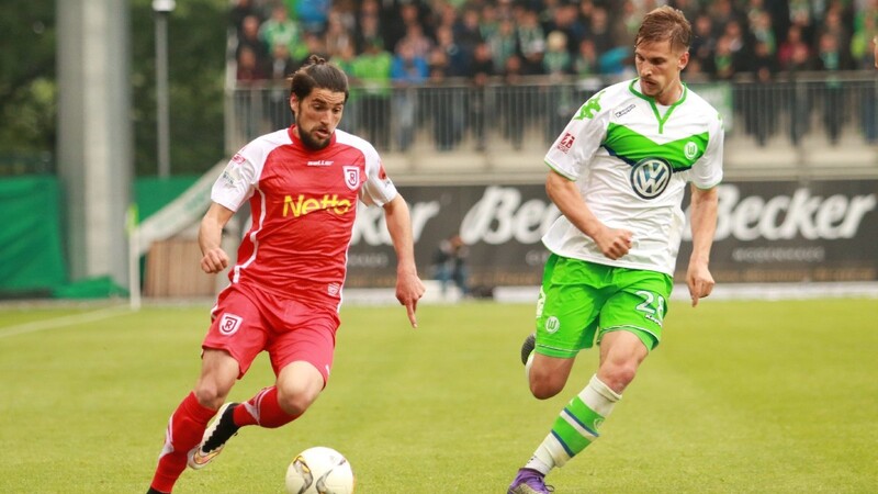 Der SSV Jahn Regensburg, hier Oliver Hein, verliert mit 0:1 in Wolfsburg.