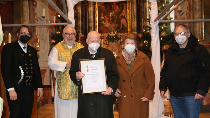 Für seine 60-jährigen Dienste in der Wallfahrtskirche St. Alban dankten Domkapitular Reinhold Föckersperger, Gregor Wild (l.) und Herbert Neumaier (r.) dem scheidenden Mesner Johann Zollner und dessen Ehefrau.