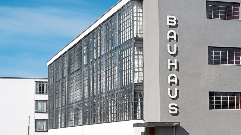 Die Stadt Dessau wurde nach dem erzwungenen Ortswechsel zum bedeutendsten Standort des Bauhauses, das bis heute sichtbare Spuren hinterlassen hat. Aber eine Bauhaus-Architektur gibt es nicht.