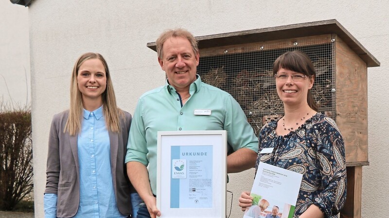 Freuen sich auf die neue Blumenwiese: Pflegedienstchef Bernd Pirner und die beiden Nachhaltigkeitsbeauftragten Sonja Bierl (Furth im Wald) und Nadine Pirner (Waldmünchen).