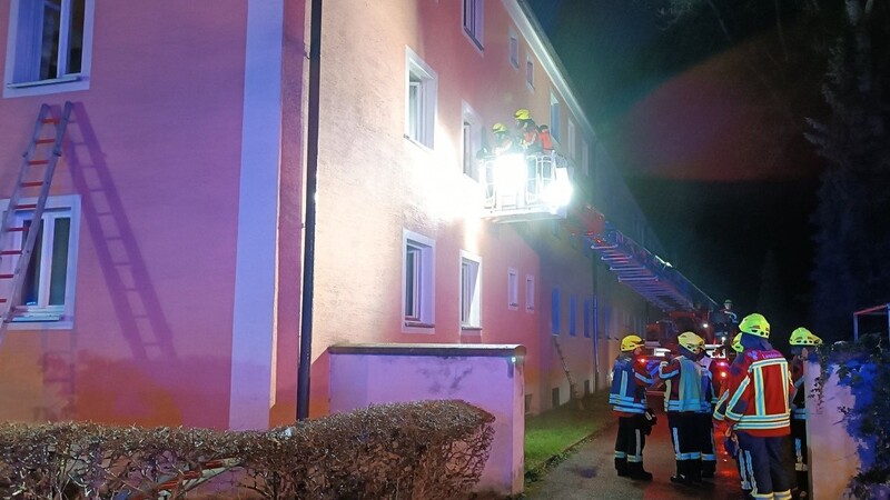 Die Feuerwehr rettete mehrere Personen und Haustiere aus dem Gebäude.