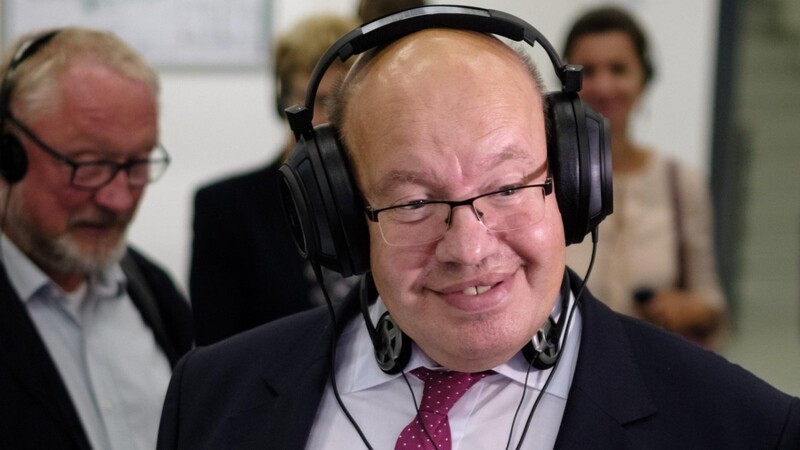 Wirtschaftsminister Peter Altmaier hat den Mittelstand verärgert. Bei seiner Versöhnungstour hat er den Kopfhörerspezialisten Sennheiser besucht.