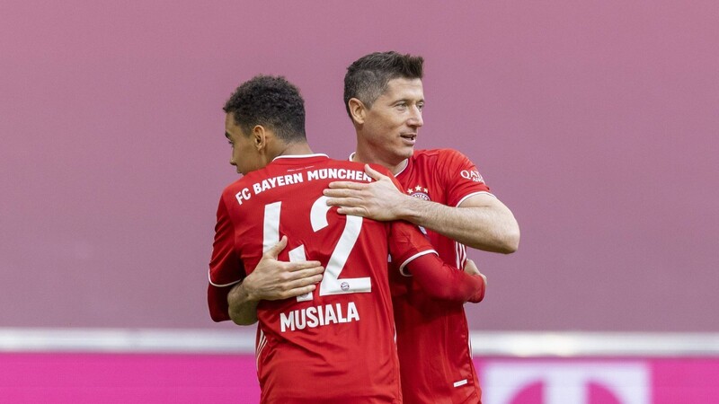 Robert Lewandowski (r.) freut sich mit Jamal Musiala (l.) über den zwischenzeitlichen 1:0 der Bayern beim 6:0-Heimsieg gegen Mönchengladbach.