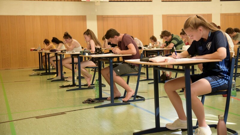 Konzentriert arbeiten die Vilsbiburger Realschüler in diesen Tagen an ihren Prüfungsaufgaben.