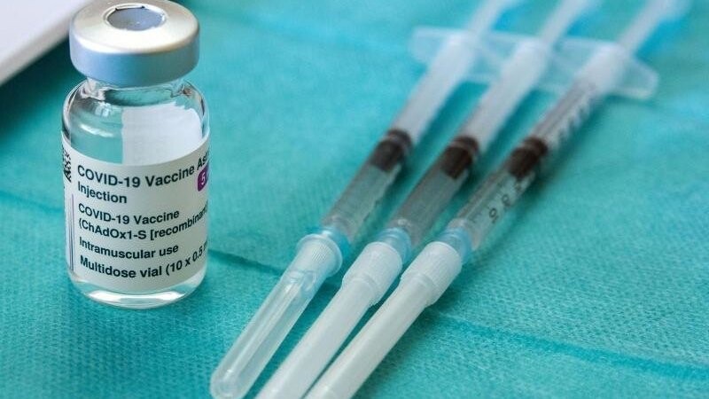 Drei vorbereitete Spritzen mit dem Corona-Impfstoff AstraZeneca liegen in einer Hausarztpraxis bereit.