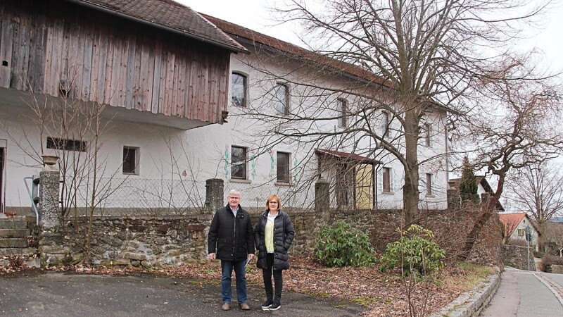 Bürgermeister Helmut Heumann und seine Stellvertreterin Christa Bucher informierten über den Kauf des Gebäudes Hauptstraße 1.