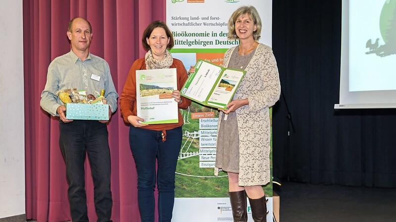 Projektmanagerin Dagmar Nitsche (re.) vom Deutschen Verband für Landschaftspflege mit Bettina und Franz Pfeffer bei der Preisverleihung.