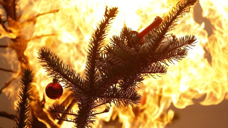Ein Weihnachtsbaum fängt sehr schnell Feuer (Symbolbild).