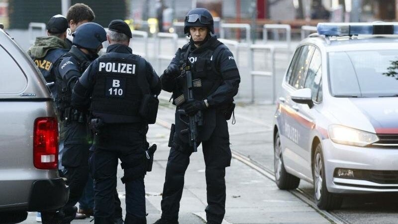 Bewaffnete Polizisten nach dem Anschlag im Wiener Stadtzentrum.