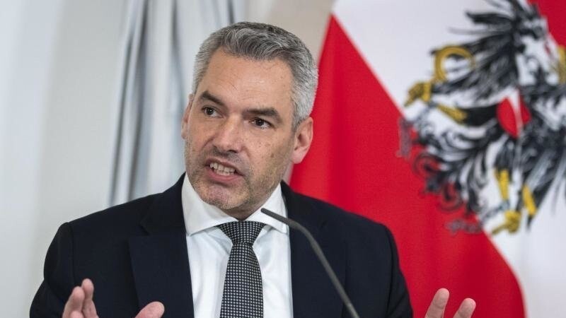 Karl Nehammer (ÖVP), Bundeskanzler von Österreich, kündigt Lockerungen der Corona-Maßnahmen an.