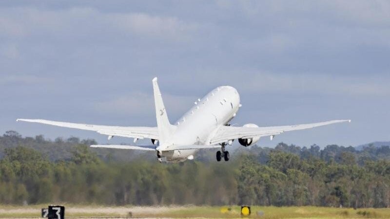 Ein Flugzeug der Royal Australian Air Force startet vom Luftwaffenstützpunkt in Amberly, um nach dem Vulkanausbruch vor der Küste von Tonga Hilfe zu leisten.