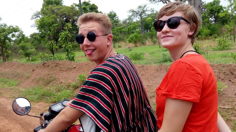 Maximilian Kahl (links) arbeitet ein Jahr als Lehrer in Ghana.