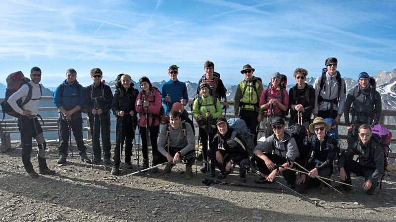 Die Teilnehmer der Alpenüberquerung 2019 auf der Zwickauer Hütte auf 2 989 Metern.