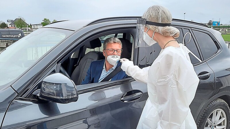 Wissenschaftsminister Bernd Sibler fuhr mit dem Auto bei der Generalprobe am Donnerstag zum Testen vor.