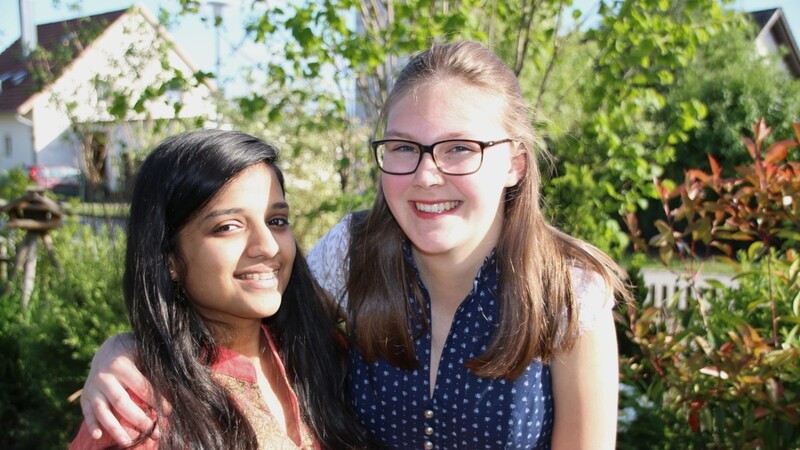 Leonie (rechts) mit ihrer indischen Austauschschülerin Samanvi. Beide haben im vergangenen Jahr einen Schüleraustausch gemacht.