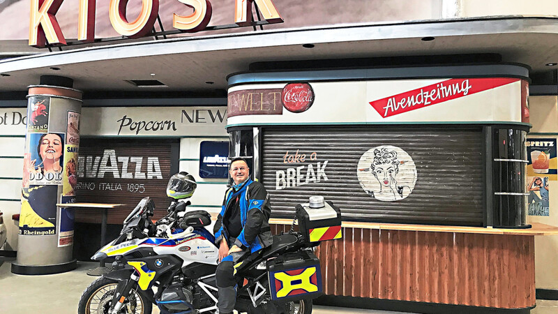 Motorraddemo-Organisator Gabor Kovacs - hier mit einer BMW-Martin-Sonderanfertigung des Kriseninterventionsteams Blue Peers in der neuen "Motorworld" in Freimann.  Foto:
