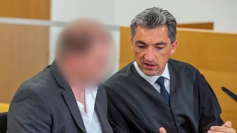 Der Angeklagte (l) sitzt im Verhandlungssaal des Landgerichts neben seinem Verteidiger Ronny Raith. Foto: Armin Weigel