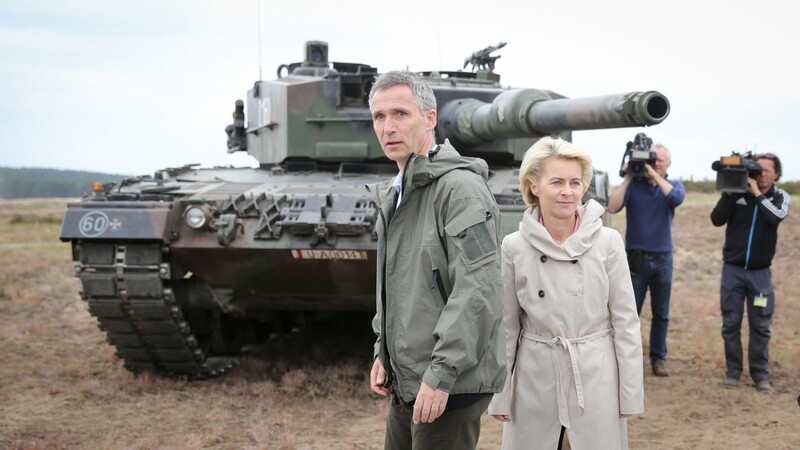 Bundesverteidigungsministerin Ursula von der Leyen (CDU) und Nato-Generalsekretär Jens Stoltenberg unterhalten sich auf einem Truppenübungsplatz in der Nähe des polnischen Ortes Sagan.