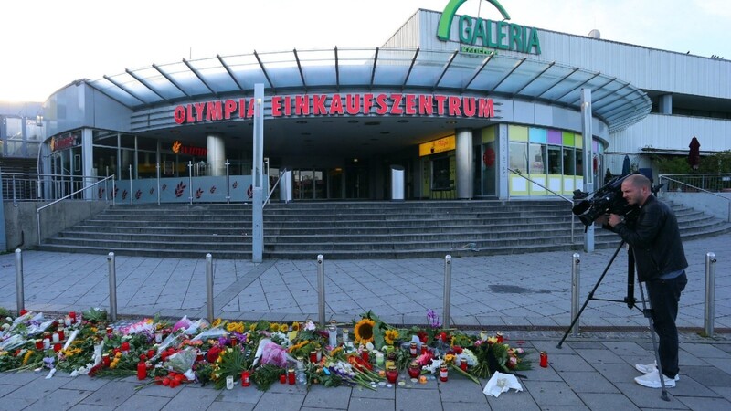 Einen Tag nach der Tat haben Trauernde vor dem Olympia-Einkaufszentrum Blumen niedergelegt.
