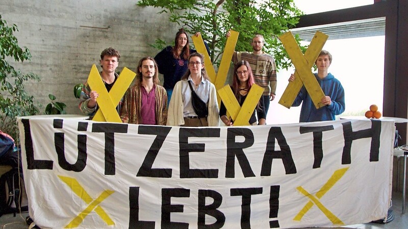 Gelb angestrichene Andreaskreuze lehnten im Foyer vor dem Audimax. Das gelbe X als Symbol für Lützerath und den Kampf gegen den Kohleabbau.