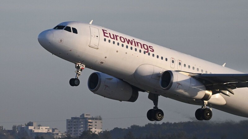 Ein Maschine der Fluggesellschaft Eurowings startet.