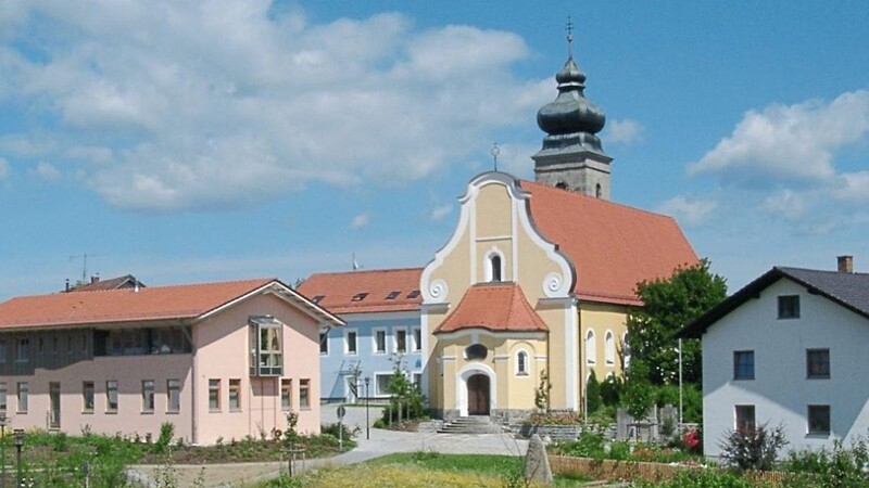 Patersdorf mit Blick auf die Kirche und das Rathaus.