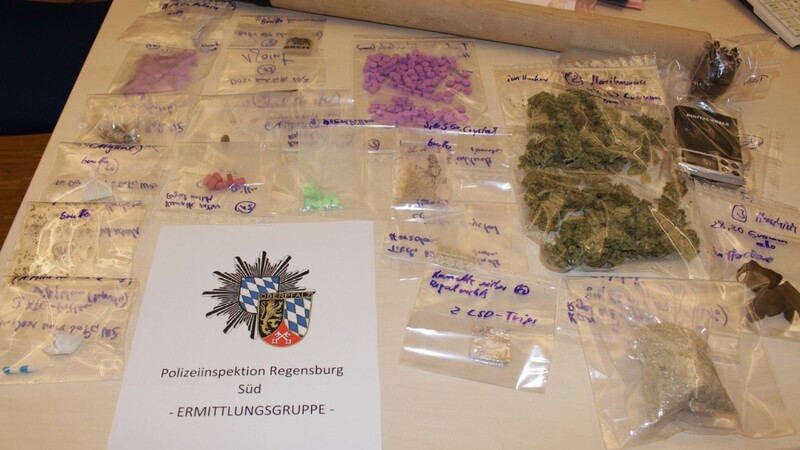Bei einer Wohnungsdurchsuchung im Regensburger Stadtwesten fand die Polizei große Mengen Betäubungsmittel.