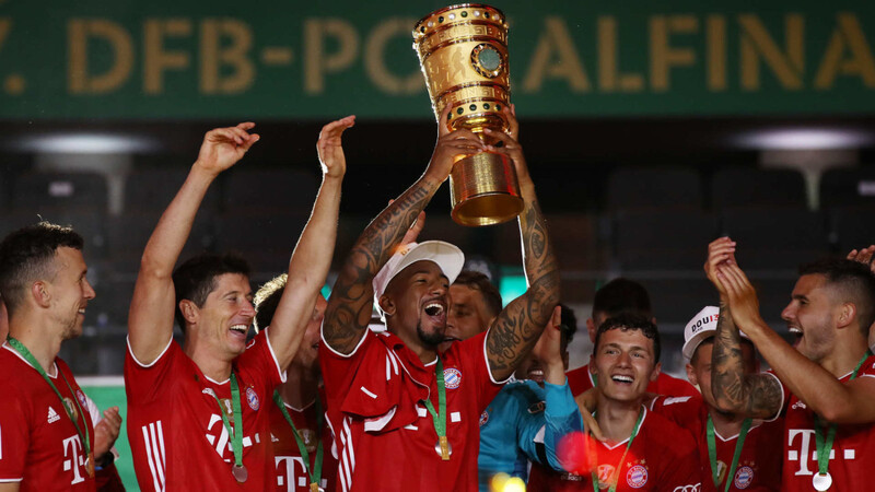 Bejubelt den Pokal-Triumph: Bayern-Star Jérôme Boateng (m.).