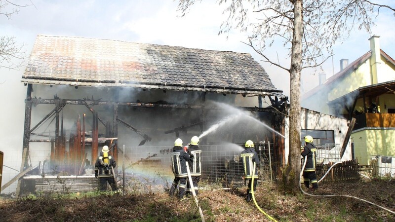 Mehrere Atemschutztrupps der eingesetzten Feuerwehren waren nötig, um den Brand einer Scheune im Nittenauer Ortsteil Sankt Johann zu löschen.