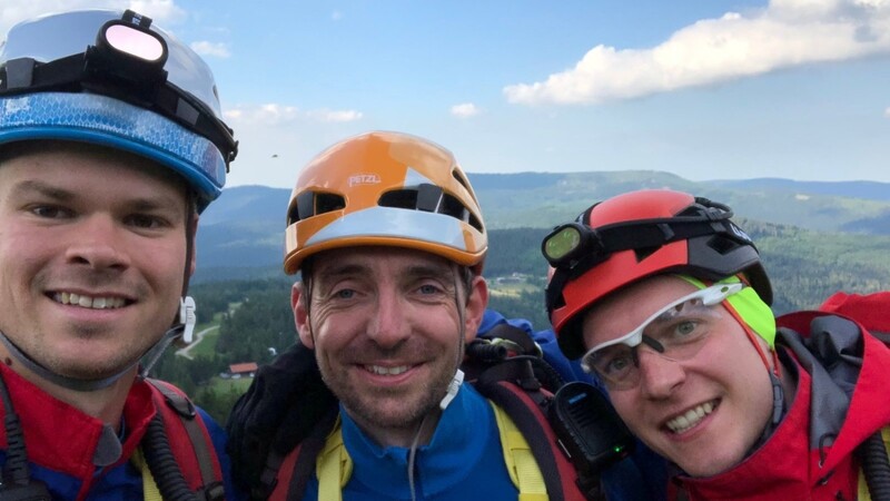 Von Seiten der Bergwachtbereitschaft Lam waren die drei aktiven Einsatzkräfte Raphael Fischer, Thomas Haselsteiner und Christian Tetek an der Luftrettungsübung beteiligt.