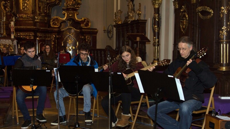 Das Gitarrenensemble der Städtischen Musikschule wird von Axel Skupin-Schulz geleitet.