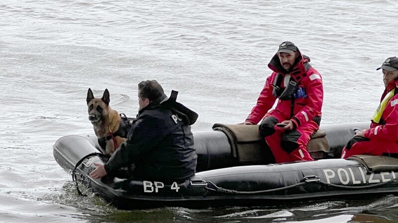 Rettungskräfte stehen am Ufer der Donau. Einige Kilometer flussabwärts wurde vor wenigen Tagen eine Kinderleiche aus dem Fluss geborgen. Wie die Polizei am Montag berichtete, habe die rechtsmedizinische Untersuchung ergeben, dass es sich um einen Jungen im Vorschulalter handele.