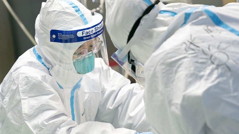 Mit Schutzanzügen schützen sich Mediziner und Forscher vor der Ansteckung mit dem Coronavirus. (Symbolbild)