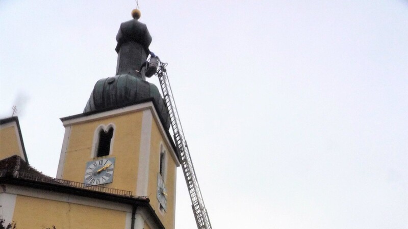 Mit der Drehleiter der Feuerwehr Bodenmais gelang es, an die beschädigte Stelle an der Kirchturmzwiebel zu gelangen.