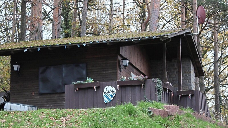 Nicht zu übersehen ist der Totenkopf mit Rautenbandana an der Fassade der Hütte bei Haderstadl.