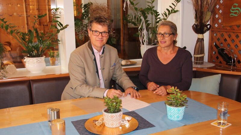Sind sich einig: Inhaber Dr. Alois Plößl und Pächterin Mira Juric. Am Donnerstag haben sie den Pachtvertrag für das Restaurant Kroatien zur Post bis 2025 verlängert.