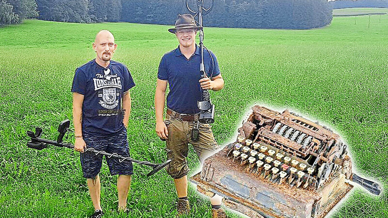 Volker Schranne (l.) und Max Schöps haben die Verschlüsselungsmaschine in der Schotterebene von Aying gefunden.