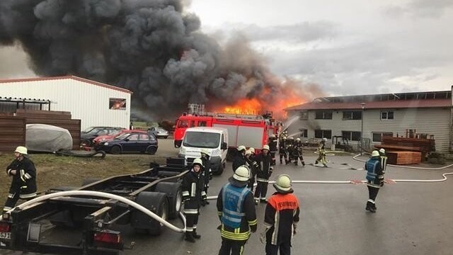 In Weiding steht eine Zimmerei in Flammen.