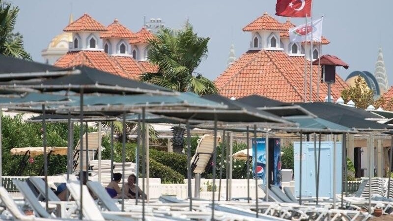 Leere Liegen stehen am Strand von Lara bei Antalya in der Türkei. Die Bundesregierung hebt die Reisewarnung für Türkei teilweise auf.