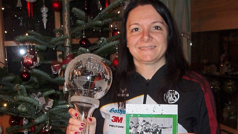 Sandra Reimann mit der Weltcup-Trophäe.