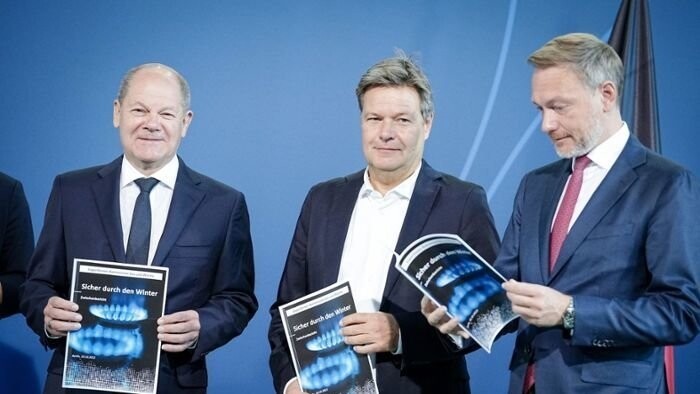 Olaf Scholz (l-r), Robert Habeck und Christian Lindner mit dem Vorschlag der Gaspreiskommission.