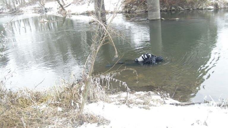 Ein Hobby-Taucher der Polizei in Bad Griesbach holte am Montag gestohlenen Schmuck und weitere Wertgegenstände aus der Rott in Kirchham (Kreis Passau). Ein Angler hatte den Schmuck kurz zuvor entdeckt.