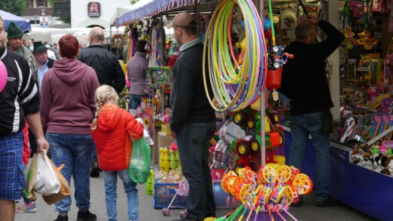 Spielwarenstände sind traditionell mehrere beim Standmarkt auf der Drachselsrieder Kirwa zu finden, da ist die Qual der Wahl für die kleinen Besucher groß.