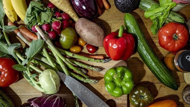 Obst und Gemüste statt Fleisch und Fisch - bei der Kampagne "Veganuary" machen weltweit Hunderttausende Menschen mit.