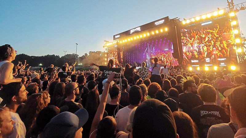 Lange haben die Festivalfans gewartet, dann war das Bad in der Menge wieder möglich. Hier jubeln die Fans der Band "Green Day" zu.