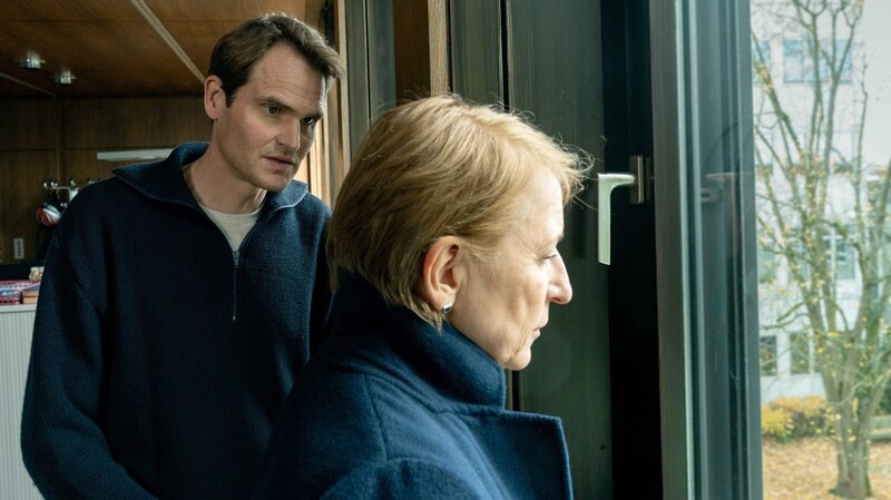 Felix Voss (Fabian Hinrichs) und Paula Ringelhahn (Dagmar Manzel) sind bestürzt über die aktuellen Entwicklungen des Falls in einer Szene aus "Tatort: Wo ist Mike?" (undatierte Filmszene).