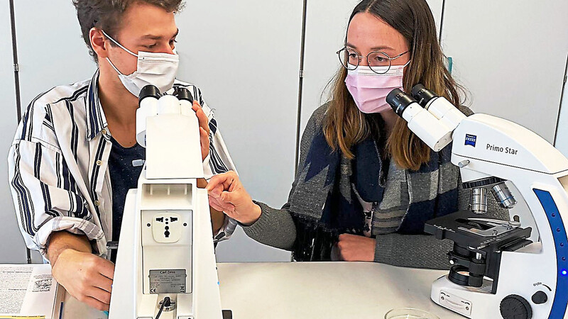 Laura Graßl und Andreas Haas beim Mikroskopieren im Biologielabor: Der Lehrplan der BOS ABU umfasst auch Übungen an teuren Laborgeräten.