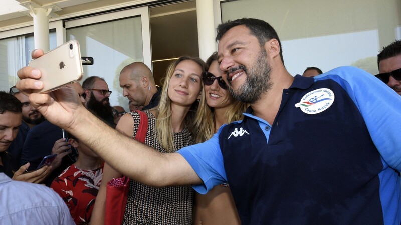 Matteo Salvini mit Fans: Der italienische Innenminister und Lega-Chef hat die Koalition mit der Fünf-Sterne-Bewegung aufgekündigt.