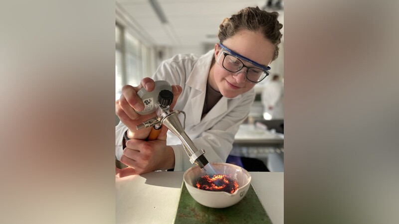 Kristina Oswald bei einem Versuch zur Bildung einer Ionenverbindung im Rahmen des Chemiepraktikums im Labor der Schule.  Foto: FOS